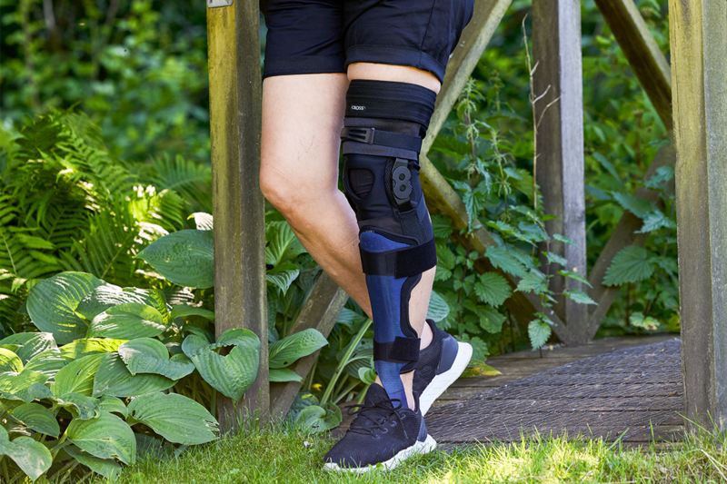 CROSS knee